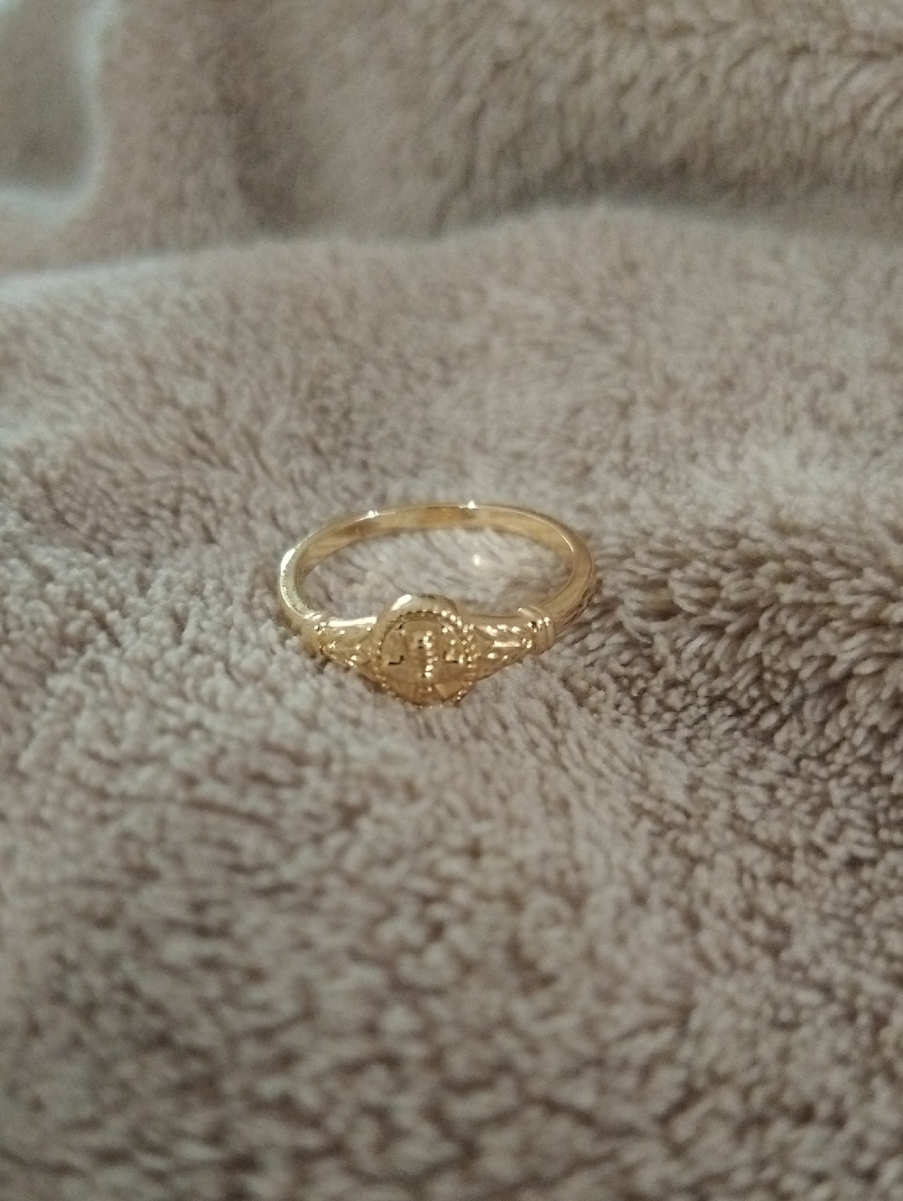 Gold Signet-Style Women's Ring - Gold Bee Size 8